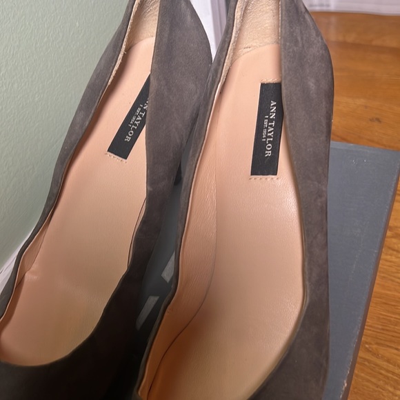 WOMENS GREY ANN TAYLOR PUMPS NWOT - Picture 2 of 6